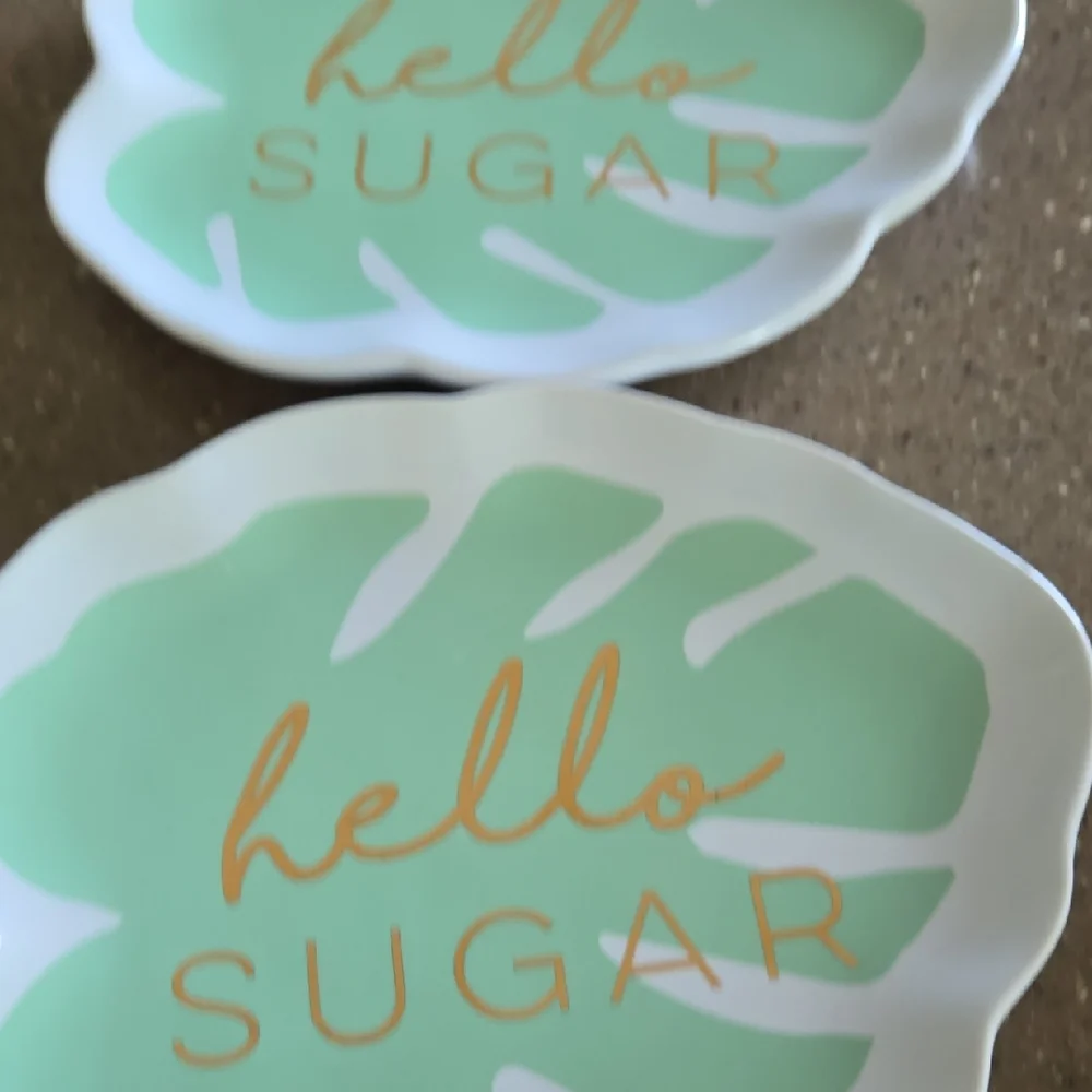 Leaf-Shaped Plates with Mint Green‎ Design